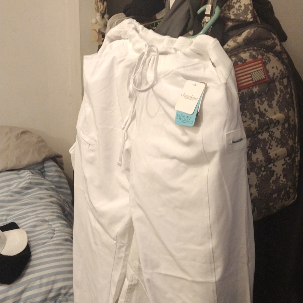 White scrubs Cherokee Infinity Pants BNWT 5 Pockets
